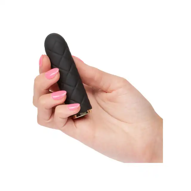 CalExotics - Raven Quilted Seducer. Mini wibrator o pikowanym wykończeniu z 10 ekscytującymi trybami wibracji i funkcją blokady w podróży