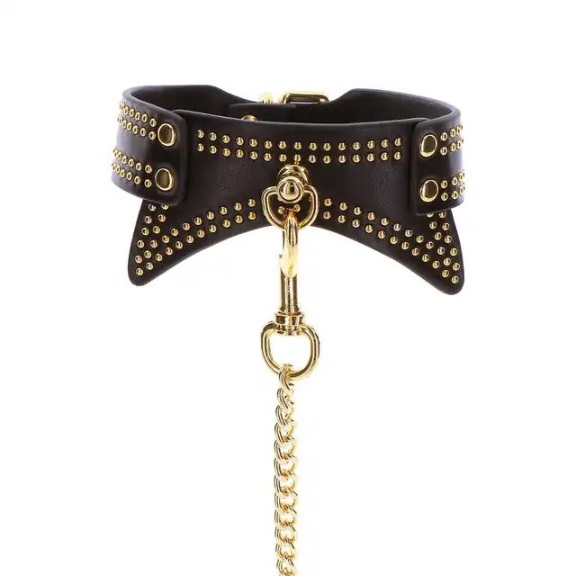 Taboom - Studded Collar and Leash. Czarną obroża ze smyczą, zdobiona złotymi ćwiekami, zapewnia nie tylko stylową, ale także komfortową i intymną powściągliwość
