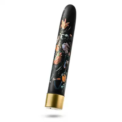 The Collection -  Bountiful 7 Vibe Flora USB. Klasyczny, czarny wibrator z 10 trybami wibracji i ponadczasowym motywem malarskim eleganckich kwiatów. Elegancja, klasa i zmysłowość w jednym. 