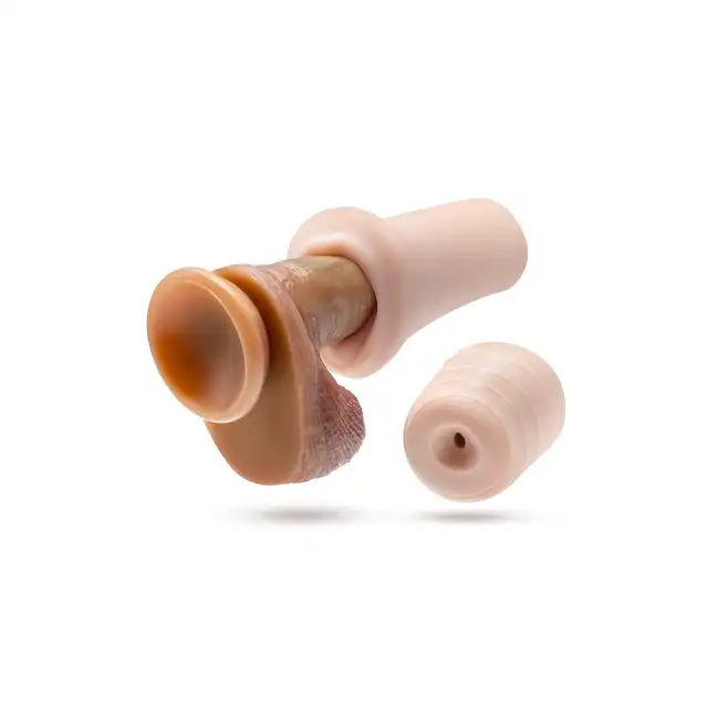 Blush - Enlust Candi Beige. Masturbator o realistycznym kształcie ust modelki AI, z żebrowaniem symulującym głębokie gardło, miękki i ciasny rękaw stymulacyjny