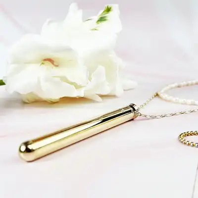 Le Wand - Vibrator Necklace Gold. Elegancki złoty wibrator w formie naszyjnika. Luksusowy naszyjnik z wibratorem o podłużnym kształcie