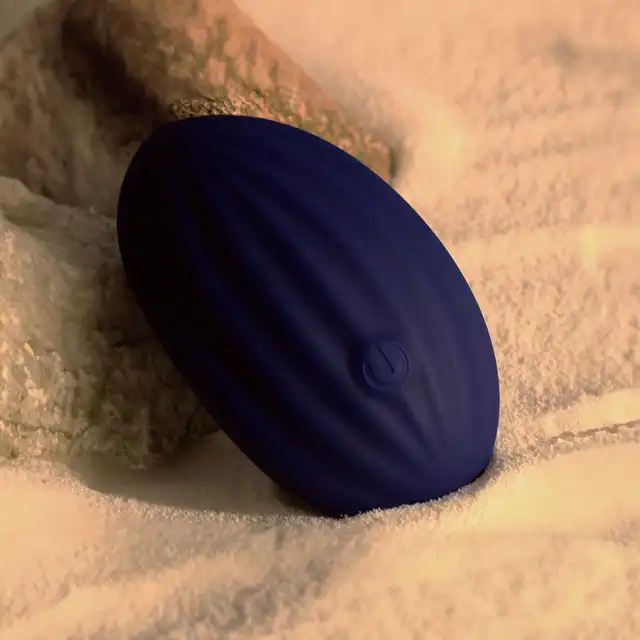 CalExotics - Cashmere Velvet Curve. Intensywny wibrator do łechtaczki, miękki i gładki silikon o sensualnych żłobieniach dla dodatkowej stymulacji