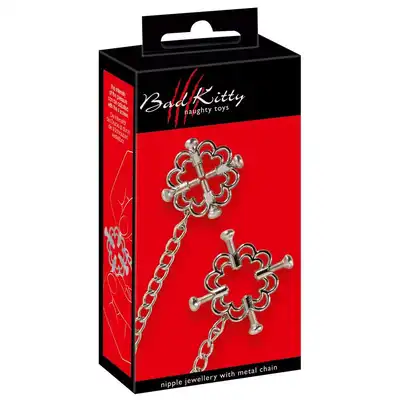 Bad Kitty - Nipple Jewellery With Metal Chain. Regulowane klamerki na sutki z łańcuszkiem, doskonała kombinacja elegancji i funkcjonalności