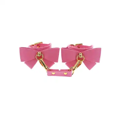 Taboom - Malibu Wrist Cuffs Pink. Różowe mankiety z uroczą kokardką i pozłacanymi detalami, łączące w sobie styl i przyjemność, zapewniające regulowane dopasowanie
