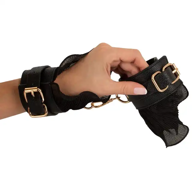 Bad Kitty - Bondage Set Frill. Seksowny zestaw BDSM w formie kajdanek i obroży ze smyczą, zdobiony koronkowymi falbankami