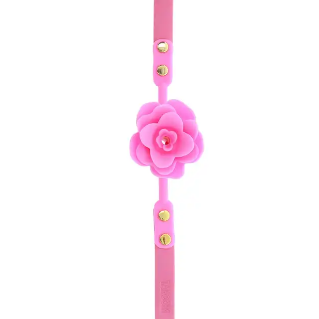 Taboom - Malibu Rose Ball Gag Pink. Knebel w kształcie róży, zapewnia bezpieczne i komfortowe dopasowanie, zwiększając poczucie bezradności i podniecenia fizycznego