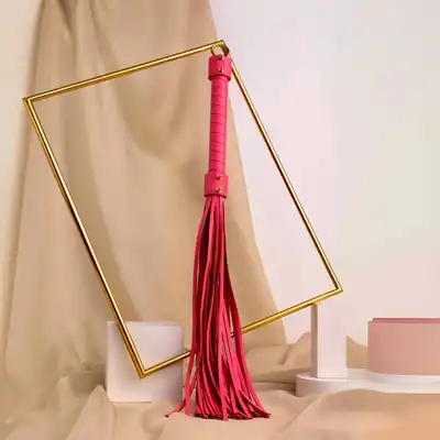 Taboom - Malibu Whip Pink. Uroczy różowy pejcz wykonany z wegańskiej skóry PU, zapewniający zmysłową dominację lub uległość w grze wstępnej i zabawach bondage