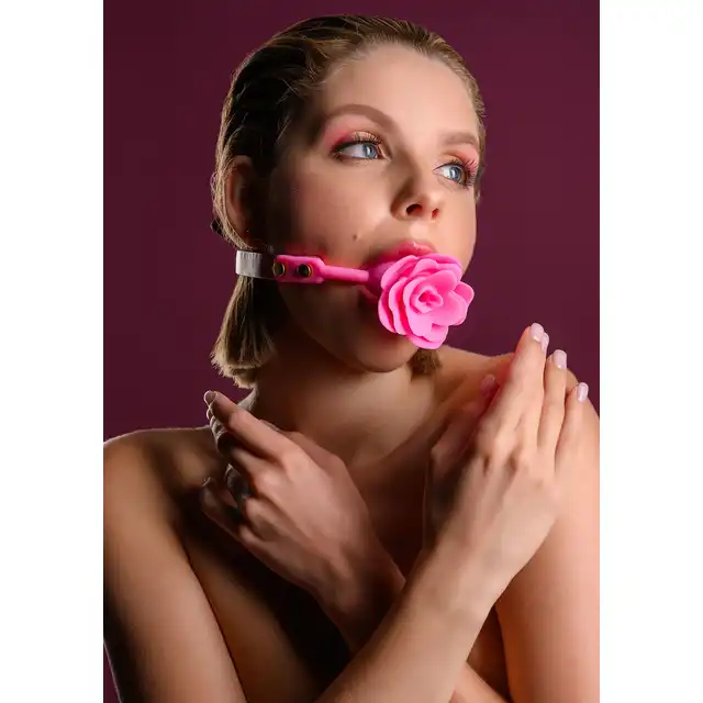 Taboom - Malibu Rose Ball Gag Pink. Knebel w kształcie róży, zapewnia bezpieczne i komfortowe dopasowanie, zwiększając poczucie bezradności i podniecenia fizycznego