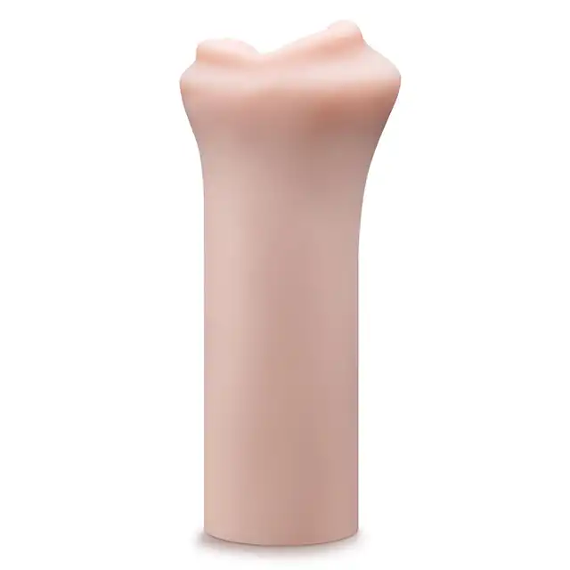 Blush - Enlust Candi Beige. Masturbator o realistycznym kształcie ust modelki AI, z żebrowaniem symulującym głębokie gardło, miękki i ciasny rękaw stymulacyjny