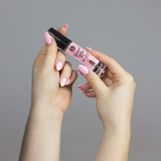 Secret Play - Lip Gloss Vibrant Kiss Cola. Stymulujący błyszczyk o orzeźwiającym smaku coli, fale wibracyjne wywołujące mrowienie, pobudza zmysły i zwiększ przyjemność