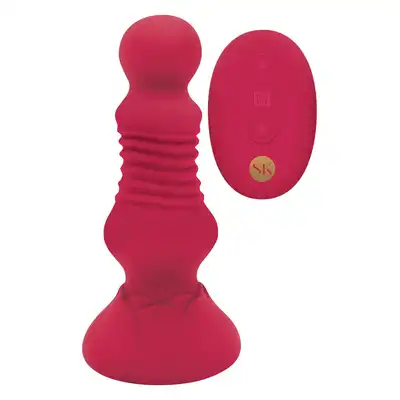Rosegasm - Remote Thrusting Rosebud Buttplug. Elegancka i nowoczesna wtyczka analna na pilota z opcją wibracji i ruchu posuwistego z dekoracją róży. Przenieś się do krainy zmysłów. 