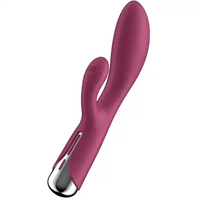 Satisfyer - Spinning Rabbit 1 Red. Wibrator z króliczkiem, który pieści łechtaczkę wibracjami, a punktowi G dogadza wibracjami i rotacją. Przygotuj się na nowe, orgazmiczne połączenie