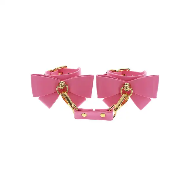 Taboom - Malibu Wrist Cuffs Pink. Różowe mankiety z uroczą kokardką i pozłacanymi detalami, łączące w sobie styl i przyjemność, zapewniające regulowane dopasowanie