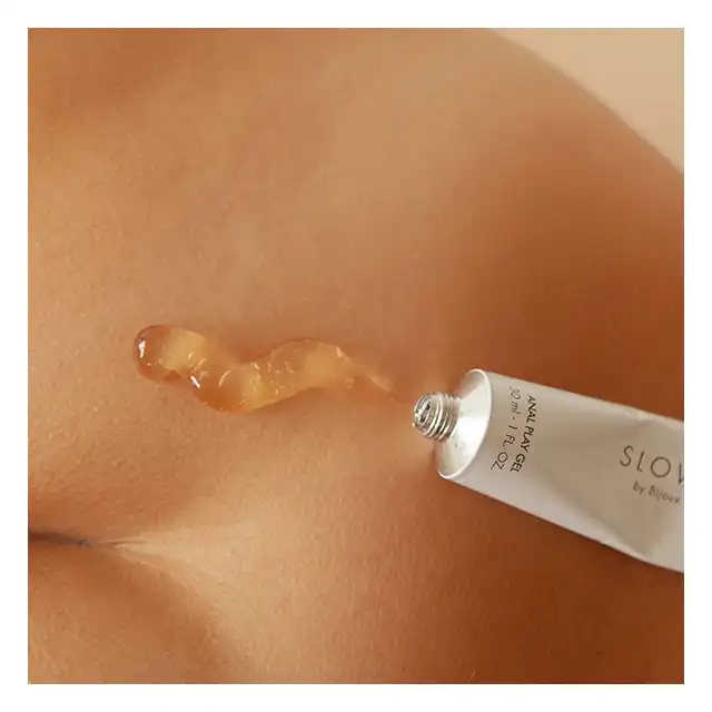 Bijoux Indiscrets -  Slow Sex Anal Play Gel. Żel analny na bazie wody z dodatkiem arniki i rumianka. O zmysłowym aromacie kokosa!