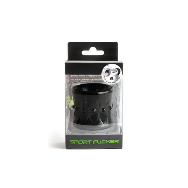 Sport Fucker - Deep Stack Ring Black. Szeroka nakładka na jądra, który rozciąga się do 300% swojego rozmiaru
