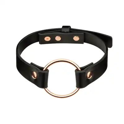 Rosy Gold - Choker z Metalowym Pierścieniem. Elegancki i Funkcjonalny Dodatek na Każdą Okazję.