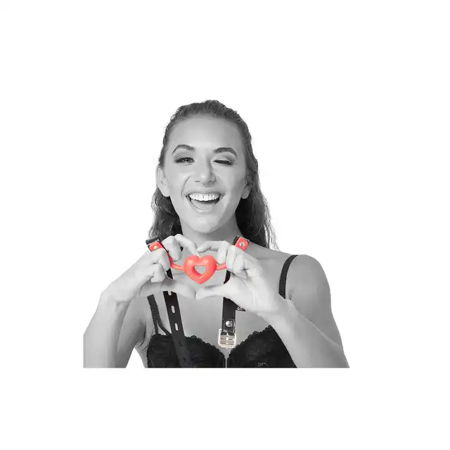 Sportsheets - SM Amour Ball Gag Red. Oddychający knebel kulkowy w kształcie serca dla miłośników BDSM