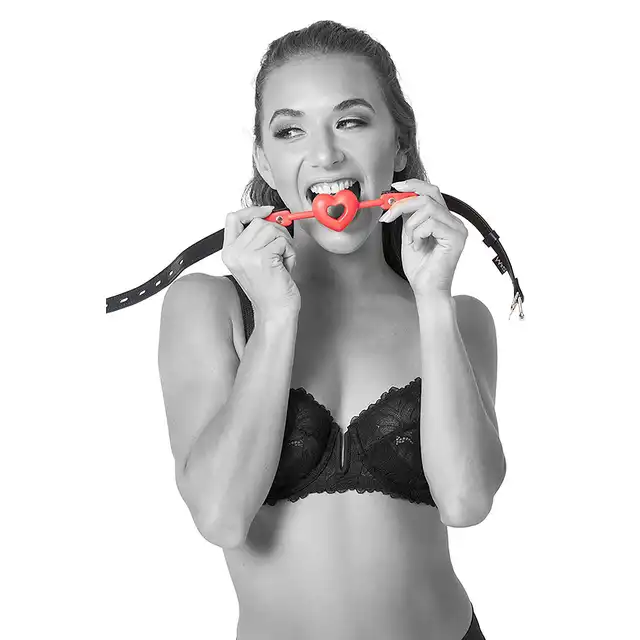 Sportsheets - SM Amour Ball Gag Red. Oddychający knebel kulkowy w kształcie serca dla miłośników BDSM