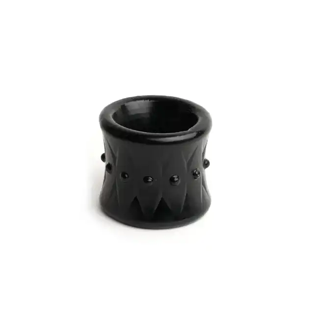 Sport Fucker - Deep Stack Ring Black. Szeroka nakładka na jądra, który rozciąga się do 300% swojego rozmiaru