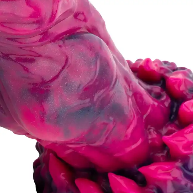 Mythical Mates - Another World Dildo Pink &amp; Purple. Dildo z ustrukturyzowanym trzonem oferuje wszechstronną przyjemność dzięki mocnej przyssawce
