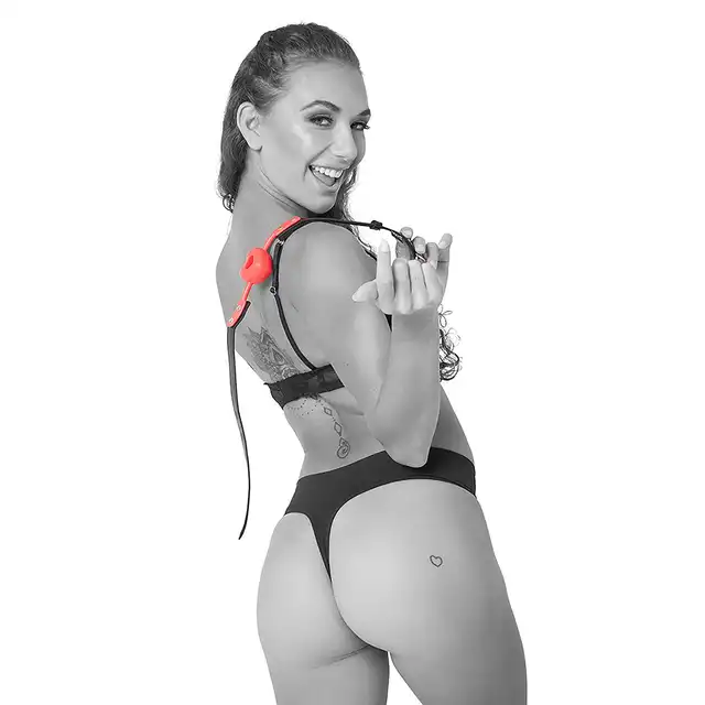 Sportsheets - SM Amour Ball Gag Red. Oddychający knebel kulkowy w kształcie serca dla miłośników BDSM