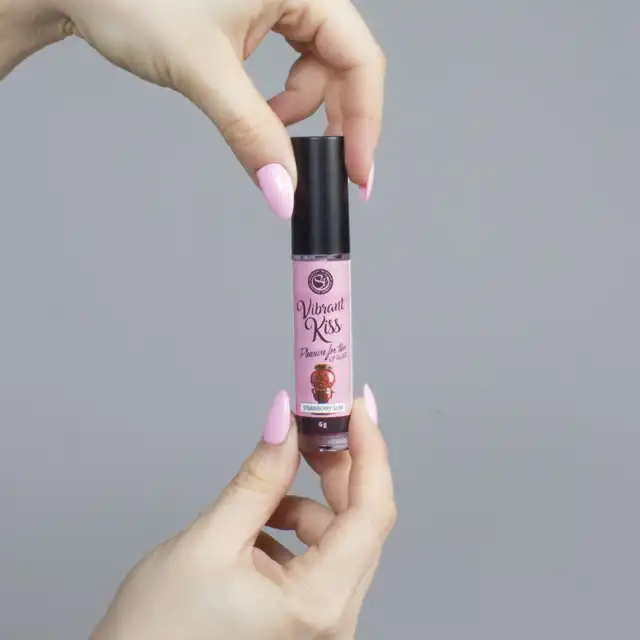 Secret Play - Lip Gloss Vibrant Kiss Strawberry Gum. Stymulujący błyszczyk o słodkim smaku truskawkowej gumy, pobudź zmysły i zwiększ przyjemność