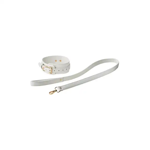 Blaze - Elite Collar And Lash White. Elegancki biały zestaw obroży i smyczy z regulowaną obrożą i złotymi detalami, idealny do stylowych zabaw BDSM