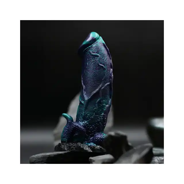 Mythical Mates - Dragonfly Dildo Purple &amp; Green. Dildo o krzywiźnie, spiczaście zakończonemu czubkowi, teksturowanemu trzonowi i solidnej przyssawce