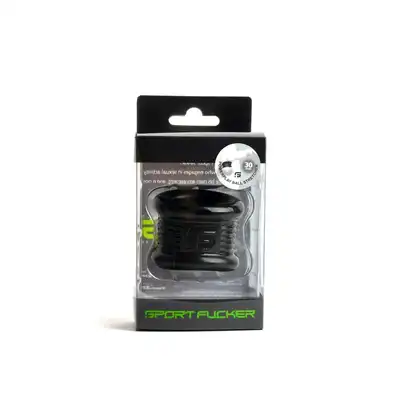 Sport Fucker - PowerPlay Ball Stretcher Black. Miękks nakładka na jądra z elastycznego TPE zapewnia komfortowe dopasowanie i intensywne doznania
