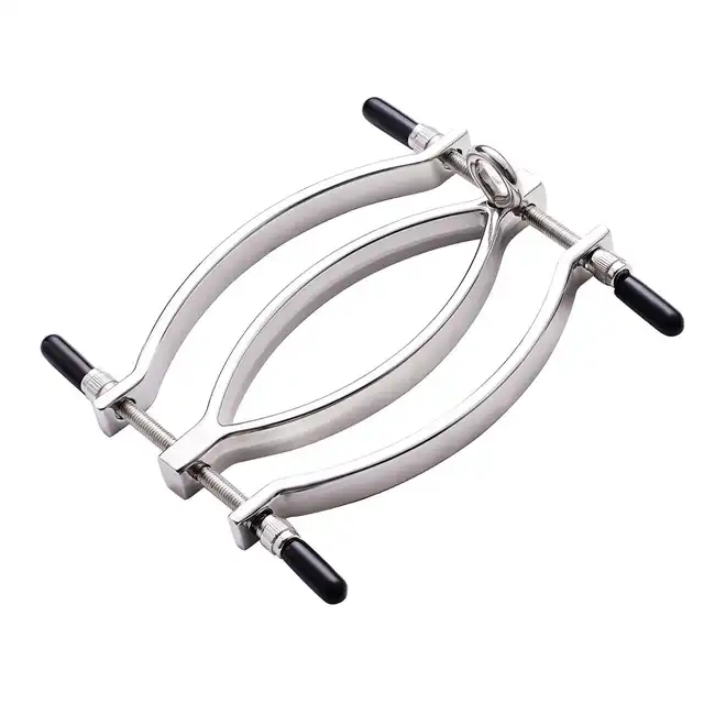 O-Products - Clit Clamp with leash chain. Metalowy rozwieracz do pochwy ze smyczą, wyjątkowy dodatek BDSM