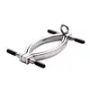 O-Products - Clit Clamp with leash chain. Metalowy rozwieracz do pochwy ze smyczą, wyjątkowy dodatek BDSM