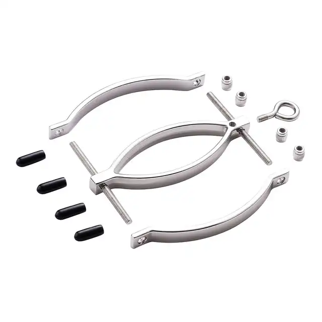 O-Products - Clit Clamp with leash chain. Metalowy rozwieracz do pochwy ze smyczą, wyjątkowy dodatek BDSM