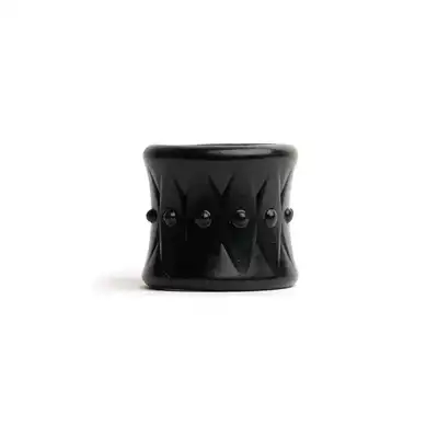Sport Fucker - Deep Stack Ring Black. Szeroka nakładka na jądra, który rozciąga się do 300% swojego rozmiaru