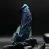 Mythical Mates - Dragonfly Dildo Purple &amp; Green. Dildo o krzywiźnie, spiczaście zakończonemu czubkowi, teksturowanemu trzonowi i solidnej przyssawce