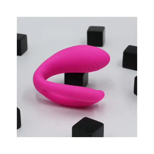 Teazers - Couple Vibrator with Remote. Wibrator dla par z pilotem, dzięki trzem wibrującym końcówkom i kształtowi litery U, oferuje wszechstronną stymulację