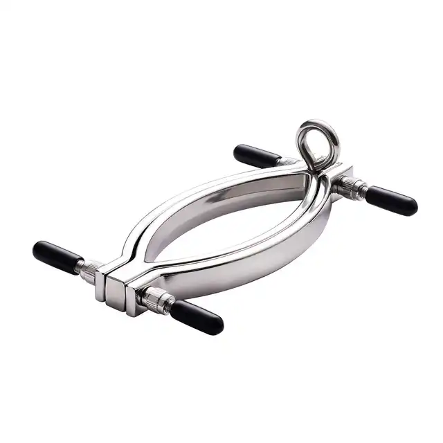 O-Products - Clit Clamp with leash chain. Metalowy rozwieracz do pochwy ze smyczą, wyjątkowy dodatek BDSM