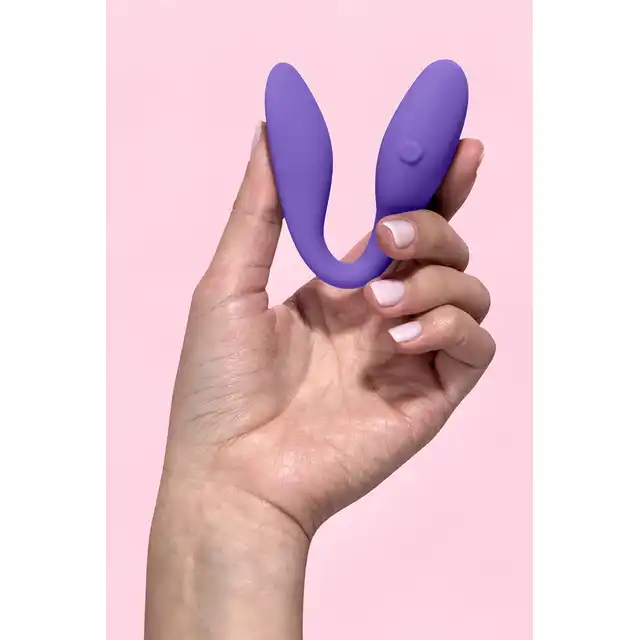 Wellness - Duo Purple. Wszechstronny wibrator dla par, intensywna stymulacja solo i w parze, elastyczny korpus i mocne wibracje