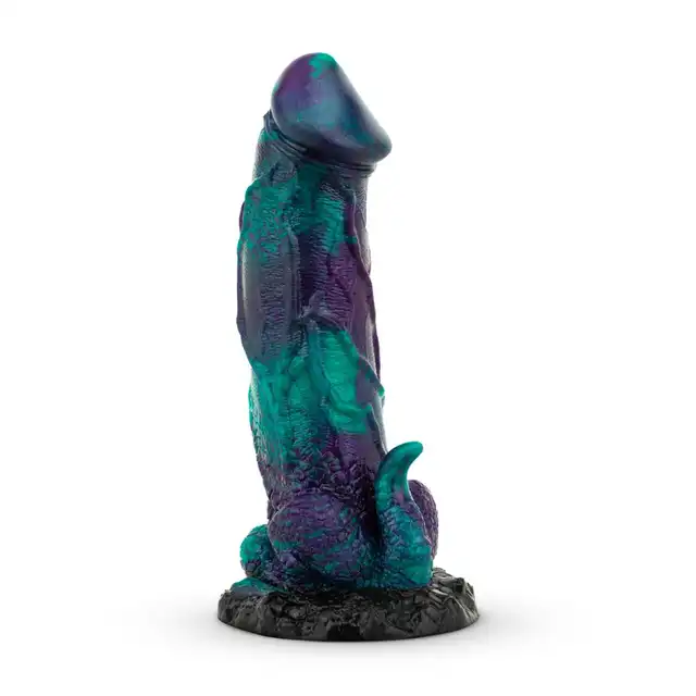 Mythical Mates - Dragonfly Dildo Purple &amp; Green. Dildo o krzywiźnie, spiczaście zakończonemu czubkowi, teksturowanemu trzonowi i solidnej przyssawce