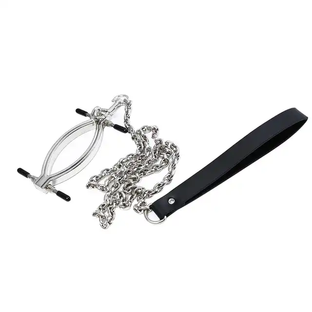 O-Products - Clit Clamp with leash chain. Metalowy rozwieracz do pochwy ze smyczą, wyjątkowy dodatek BDSM