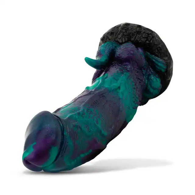 Mythical Mates - Dragonfly Dildo Purple &amp; Green. Dildo o krzywiźnie, spiczaście zakończonemu czubkowi, teksturowanemu trzonowi i solidnej przyssawce