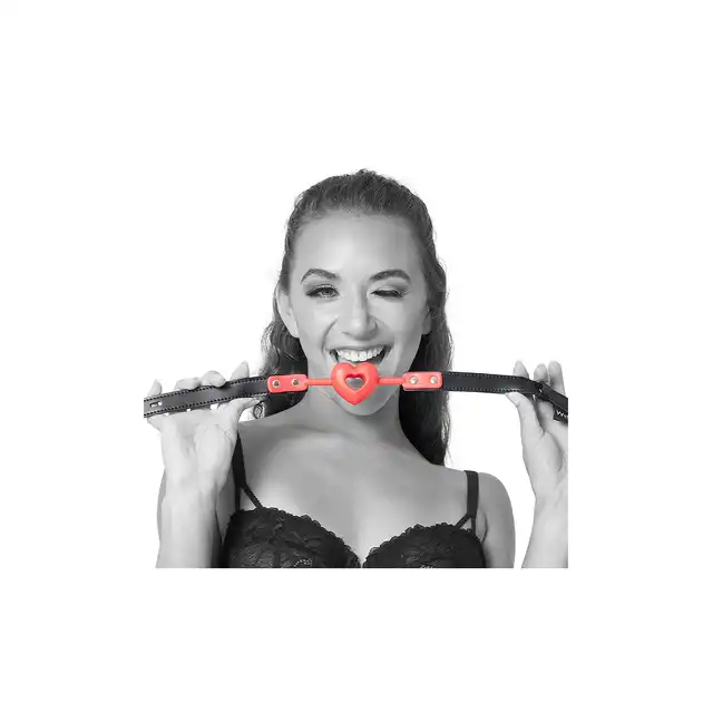 Sportsheets - SM Amour Ball Gag Red. Oddychający knebel kulkowy w kształcie serca dla miłośników BDSM