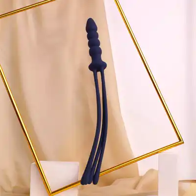 Taboom - Silicone Whip and Plug Blue. Innowacyjny duet, łączący elastyczny pejcz z korkiem analnym, oferujący wszechstronność i intensywne doznania