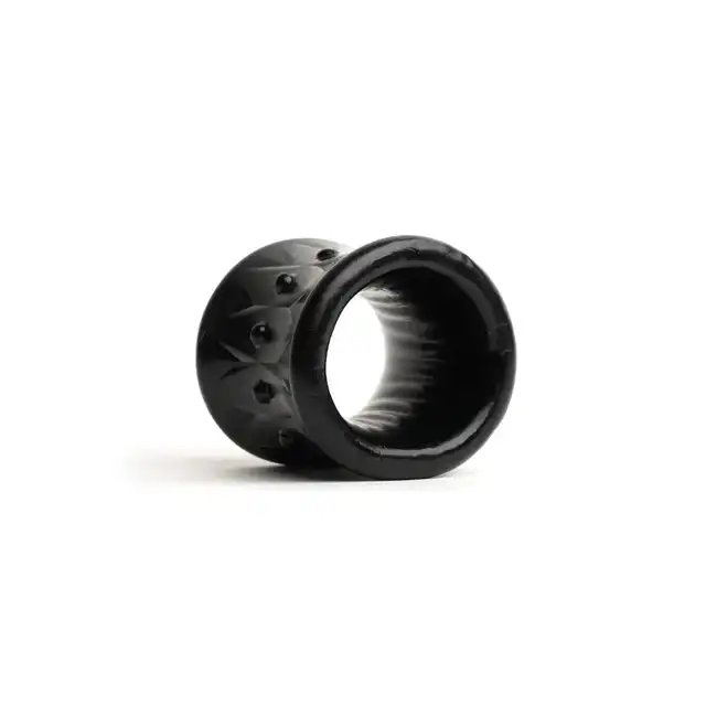 Sport Fucker - Deep Stack Ring Black. Szeroka nakładka na jądra, który rozciąga się do 300% swojego rozmiaru