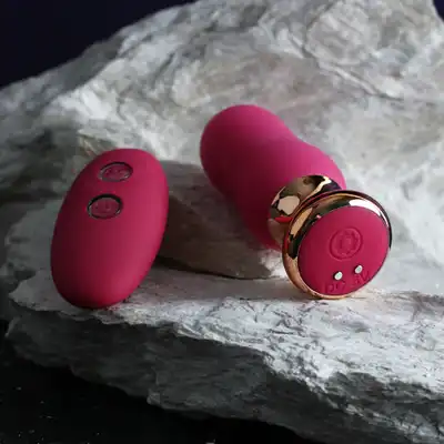 Buttocks - The Exquisite Buttplug. Wibrujący różowy korek analny z 7 trybami wibracji i 3 prędkościami, oferujący luksusową stymulację