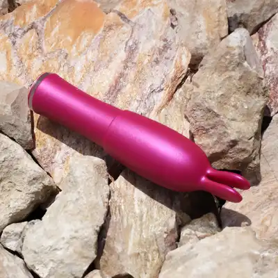 Durex Play - Vibe &amp; Tease. Wibrator z nakładką w kształcie uszu królika, intensywne i skoncentrowane wibracje dla pełnej satysfakcji