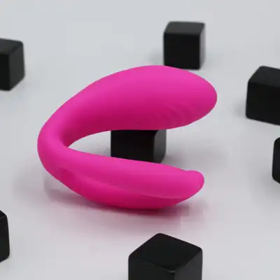 Teazers - Couple Vibrator with Remote. Wibrator dla par z pilotem, dzięki trzem wibrującym końcówkom i kształtowi litery U, oferuje wszechstronną stymulację