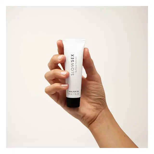 Bijoux Indiscrets -  Slow Sex Anal Play Gel. Żel analny na bazie wody z dodatkiem arniki i rumianka. O zmysłowym aromacie kokosa!