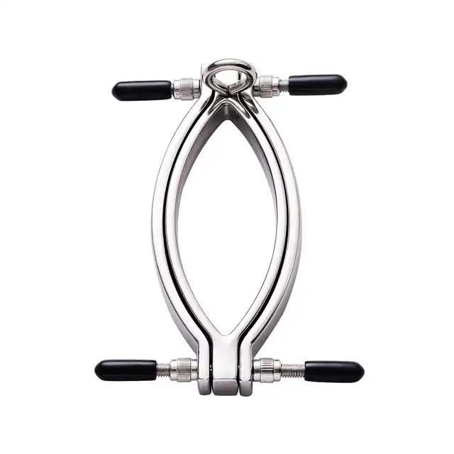 O-Products - Clit Clamp with leash chain. Metalowy rozwieracz do pochwy ze smyczą, wyjątkowy dodatek BDSM