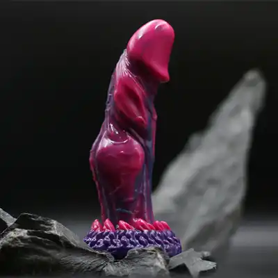 Mythical Mates - Another World Dildo Pink &amp; Purple. Dildo z ustrukturyzowanym trzonem oferuje wszechstronną przyjemność dzięki mocnej przyssawce