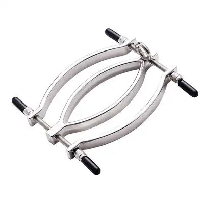 O-Products - Clit Clamp with leash chain. Metalowy rozwieracz do pochwy ze smyczą, wyjątkowy dodatek BDSM